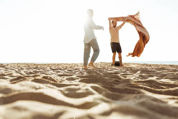 Bild Eines Jungen Liebespaares Draußen Strand Mit Decke — Stockfoto