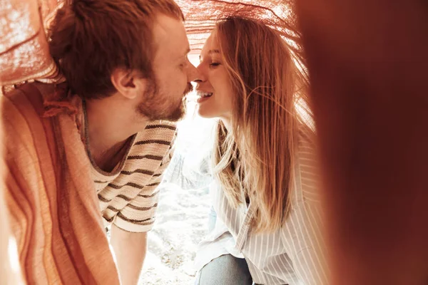 Immagine Una Giovane Coppia Romantica Che Bacia Spiaggia Sotto Una — Foto Stock