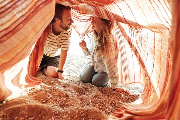 Зображення Молодої Щасливої Закоханої Пари Зовні Пляжі Сидить Під Ковдрою — стокове фото