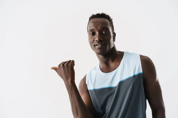 Desportista Afro Americano Atlético Agradável Sorrindo Apontando Dedo Isolado Sobre — Fotografia de Stock