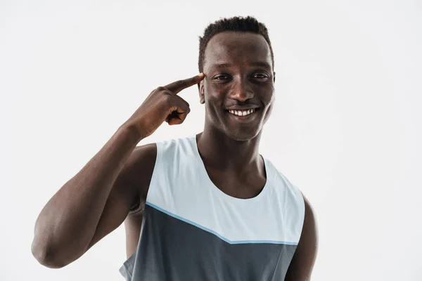 Glimlachende Atletische Afrikaanse Sportman Wijzende Vinger Naar Zijn Hoofd Geïsoleerd — Stockfoto