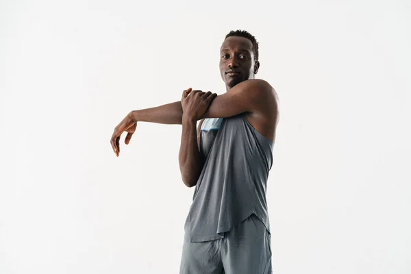 Νεαρός Αφροαμερικάνος Αθλητής Που Γυμνάζεται Ενώ Γυμνάζεται Απομονωμένος Λευκό Φόντο — Φωτογραφία Αρχείου