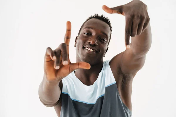 Glückliche Athletische Afrikanisch Amerikanische Sportler Machen Fotorahmen Geste Isoliert Über — Stockfoto