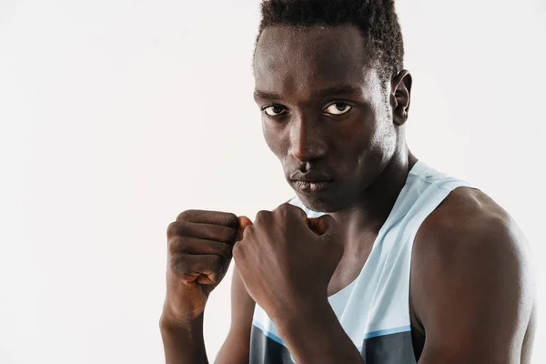 Joven Deportista Afroamericano Boxeando Mientras Hace Ejercicio Aislado Sobre Fondo — Foto de Stock