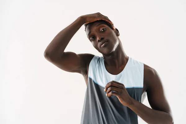 Mladý Africký Americký Sportovec Natahuje Krk Zatímco Pracuje Izolované Přes — Stock fotografie
