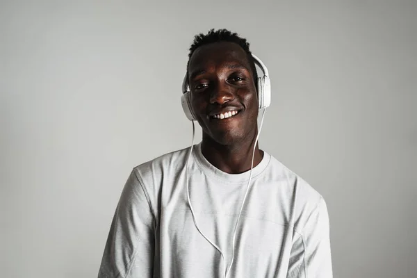 Glücklicher Afrikanisch Amerikanischer Typ Der Mit Kopfhörern Musik Hört Und — Stockfoto