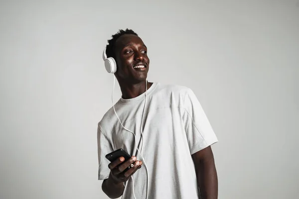 Glücklicher Afrikanisch Amerikanischer Typ Der Musik Mit Kopfhörern Und Handy — Stockfoto