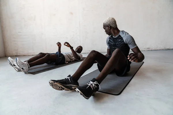 Deux Jeunes Hommes Africains Américains Athlétiques Faisant Exercice Sur Tapis — Photo