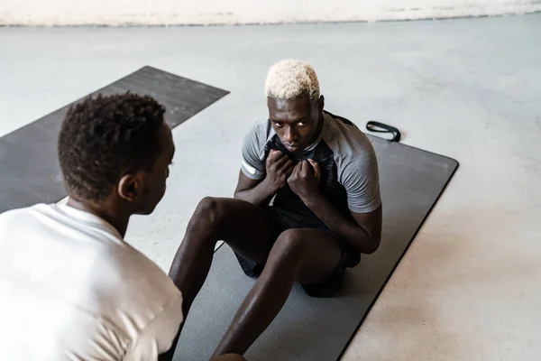 2人の若い運動アフリカ系アメリカ人男性が屋内運動マットでトレーニングをしています — ストック写真