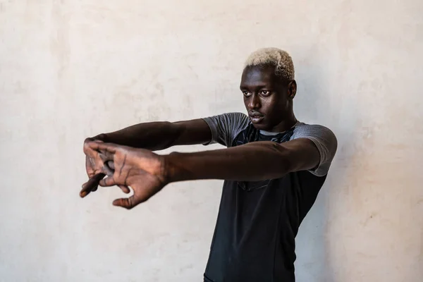 Молодой Атлетичный Сконцентрированный Африканский Американец Растягивает Свое Тело Время Тренировки — стоковое фото