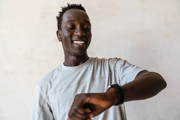 Молодой Счастливый Африканский Американец Смотрит Свои Наручные Часы Стоя Над — стоковое фото