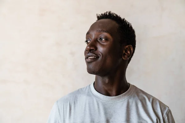 Jong Knap Afrikaans Amerikaans Man Glimlachen Kijken Opzij Terwijl Staan — Stockfoto