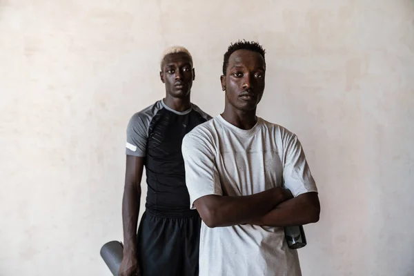 Two Young African American Men Exercise Mats Standing Wall Indoors — Stock Photo, Image