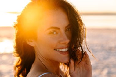 Sahilde gülümseyen güzel kızın portresi.