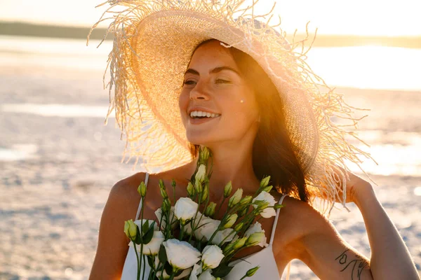 Foto Una Alegre Optimista Feliz Joven Hermosa Mujer Playa Caminando — Foto de Stock