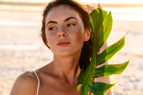 Porträt Des Schönen Jungen Mädchens Nahaufnahme Strand — Stockfoto