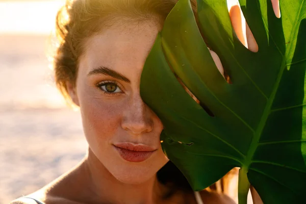 Retrato Bela Menina Close Praia — Fotografia de Stock