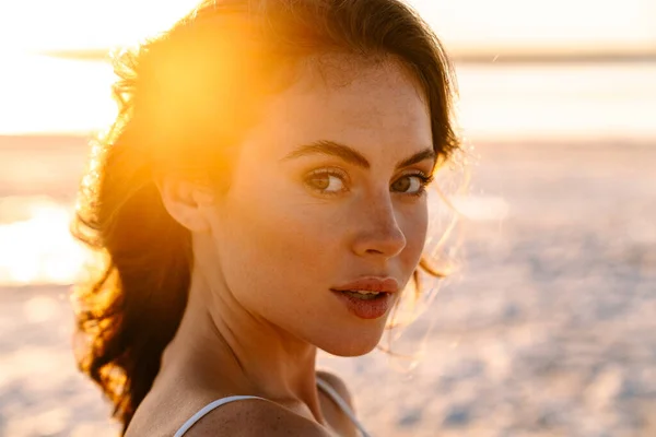 Portret Van Het Mooie Lachende Meisje Close Het Strand — Stockfoto