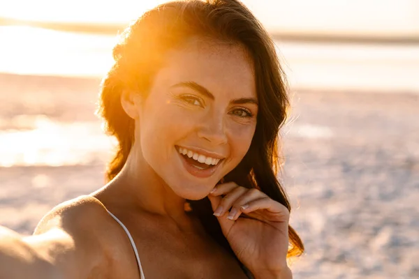 Sorridente Giovane Donna Prendendo Selfie Mentre Piedi Spiaggia Durante Tramonto — Foto Stock