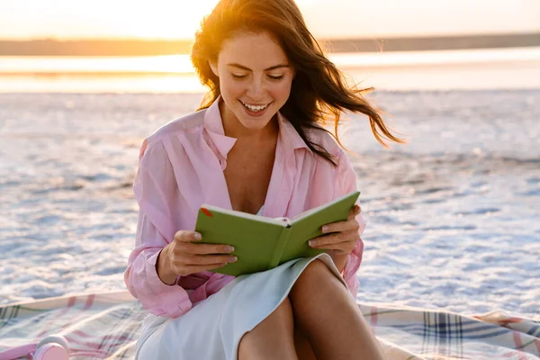 Smiling Beautiful Young Woman Reading Book While Sitting Beach — Stock Photo, Image