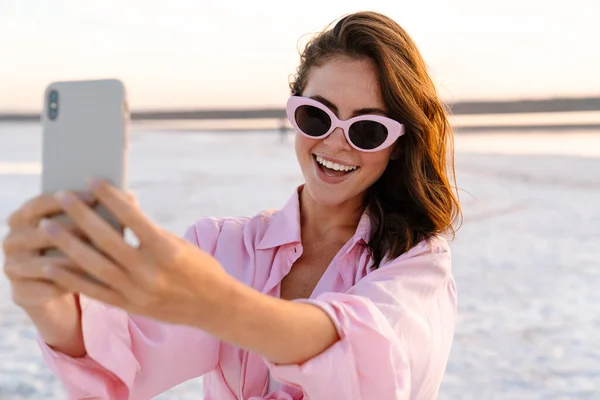 Giovane Donna Allegra Che Selfie Mentre Trova Spiaggia Durante Tramonto — Foto Stock