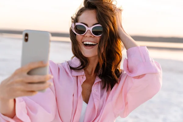 Joven Alegre Tomando Una Selfie Mientras Está Pie Playa Durante — Foto de Stock