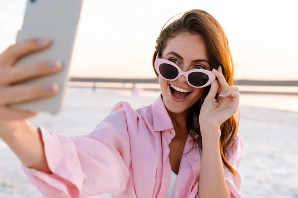 Glada Ung Kvinna Som Tar Selfie När Står Stranden Solnedgången — Stockfoto