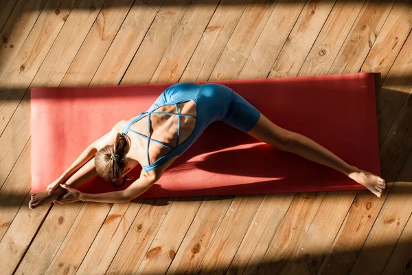 屋内で仕事をしながらマットの上で運動をする美しいアスリートスポーツウーマン — ストック写真