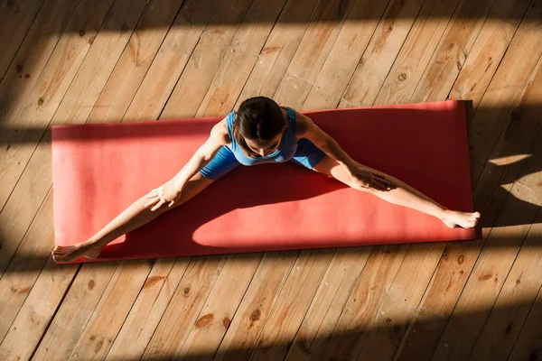 Vakker Sportskvinne Trener Matte Mens Hun Trener Innendørs – stockfoto