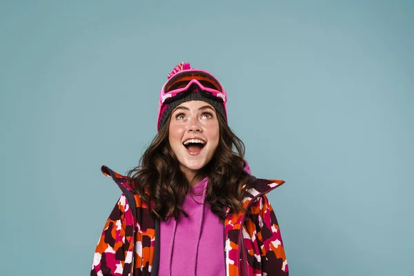 Feliz Jovem Mulher Vestindo Snowboard Engrenagem Isolado Sobre Fundo Azul — Fotografia de Stock
