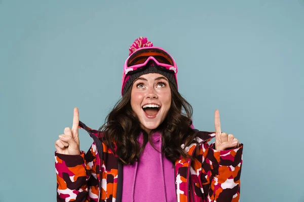 Ενθουσιασμένη Νεαρή Γυναίκα Φορώντας Σακάκι Snowboard Παρουσιάζοντας Αντίγραφο Χώρο Απομονωμένο — Φωτογραφία Αρχείου