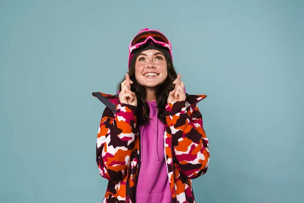 Fröhliche Junge Frau Snowboardjacke Die Vor Blauem Hintergrund Die Daumen — Stockfoto