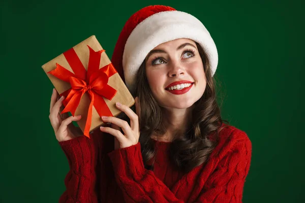 Charmig Glad Flicka Santa Claus Hatt Poserar Med Julklapp Isolerad — Stockfoto