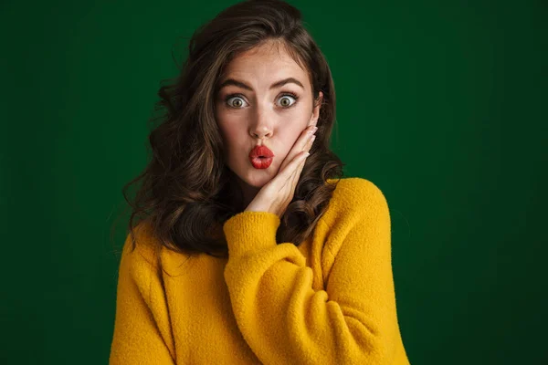 Linda Menina Morena Animado Sorrindo Olhando Para Câmera Isolada Sobre — Fotografia de Stock