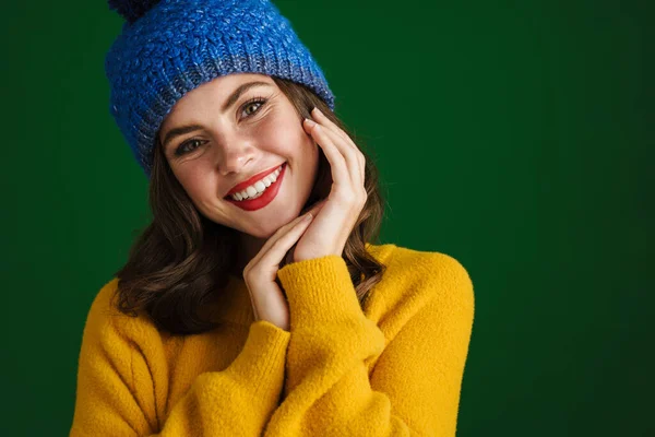 Joven Hermosa Alegre Suéter Sombrero Pie Aislado Sobre Fondo Verde — Foto de Stock