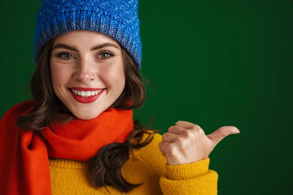 Menina Feliz Bonita Chapéu Quente Cachecol Apontando Dedo Isolado Sobre — Fotografia de Stock