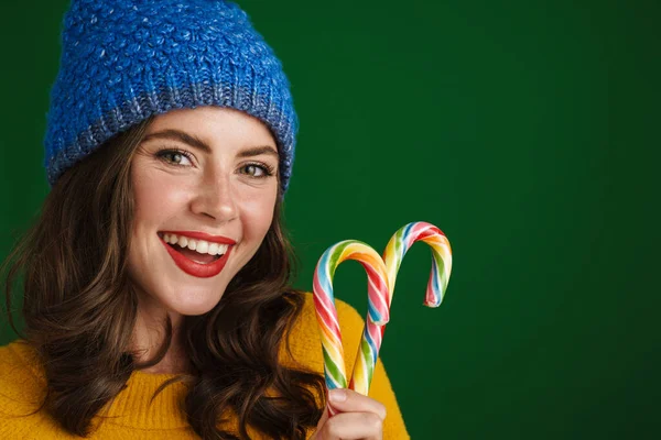 Schöne Glückliche Mädchen Warmen Hut Posiert Mit Bonbons Isoliert Über — Stockfoto