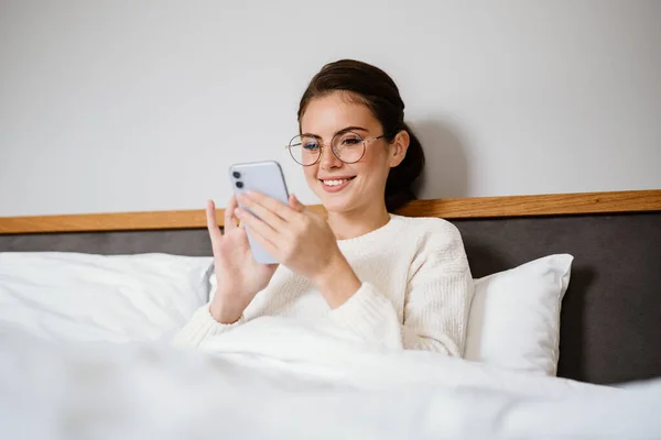 Schöne Fröhliche Mädchen Mit Handy Und Lächelt Während Sie Schlechten — Stockfoto