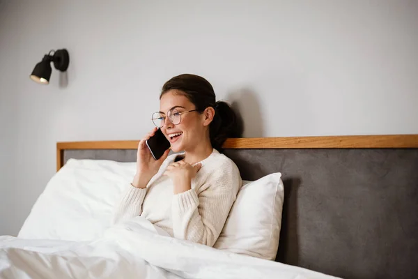 Hermosa Chica Alegre Hablando Por Teléfono Celular Sonriendo Mientras Sienta — Foto de Stock