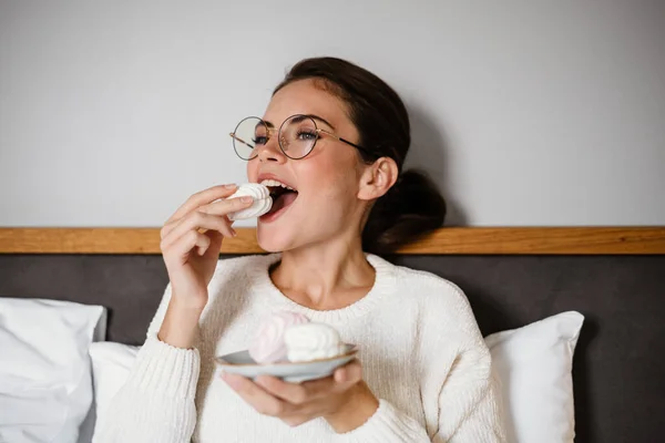 Mujer Feliz Comiendo Postre Dulce Cama —  Fotos de Stock