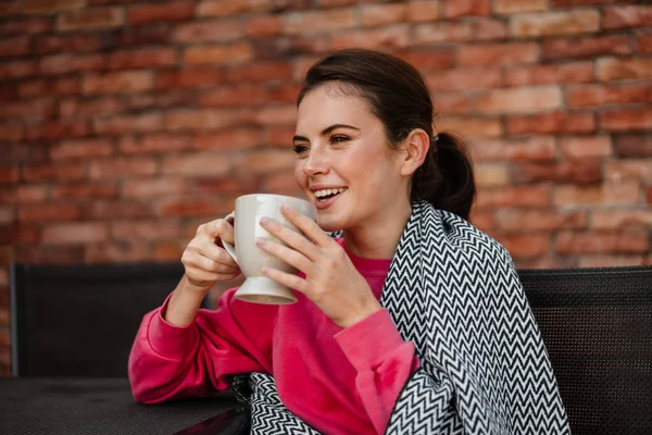 在外面的咖啡馆里 迷人的快乐女孩一边笑 一边喝咖啡 — 图库照片