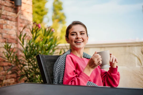 Encantadora Chica Alegre Sonriendo Tomando Café Mientras Está Sentado Cafetería —  Fotos de Stock