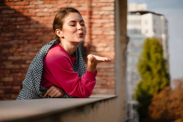 Очаровательная Веселая Девушка Дующая Воздушным Поцелуем Стоя Балконе — стоковое фото