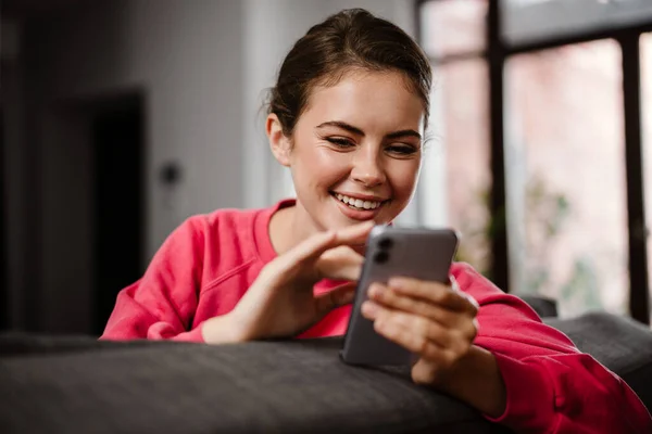 Glückliche Junge Frau Mit Handy Auf Der Couch Hause — Stockfoto