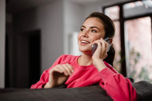 Mooi Vrolijk Meisje Praten Mobiele Telefoon Glimlachen Terwijl Zitten Bank — Stockfoto