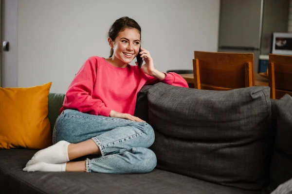 Hermosa Chica Alegre Hablando Teléfono Celular Sonriendo Mientras Está Sentado — Foto de Stock