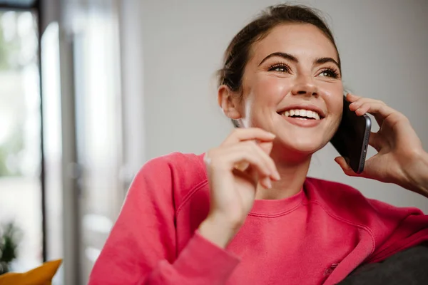 Schöne Fröhliche Mädchen Die Auf Dem Handy Sprechen Und Lächeln — Stockfoto