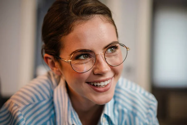 Hermosa Chica Feliz Gafas Sonriendo Mirando Lado Interior — Foto de Stock