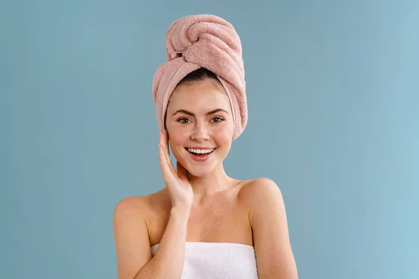 Chica Encantadora Alegre Con Toallas Posando Sonriendo Cámara Aislada Sobre — Foto de Stock