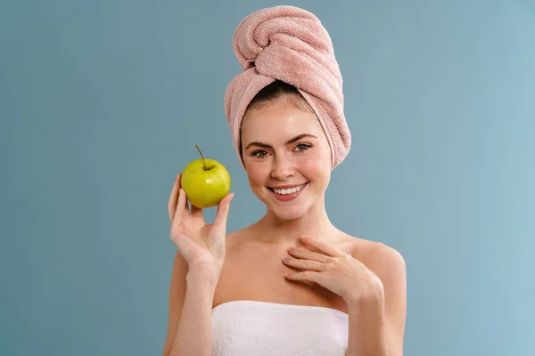 Buena Chica Feliz Con Toallas Sonriendo Posando Con Manzana Aislada —  Fotos de Stock